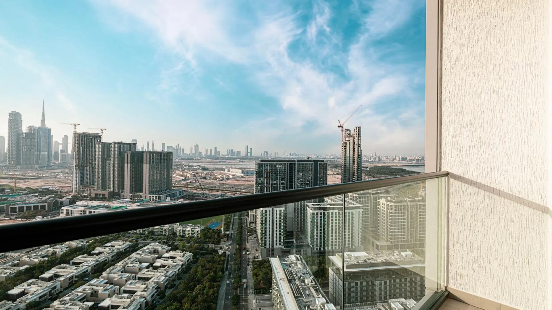 アパート Easemytrip - Sobha Waves Luxury, 1Br Apt With Burj Khalifa View ドバイ