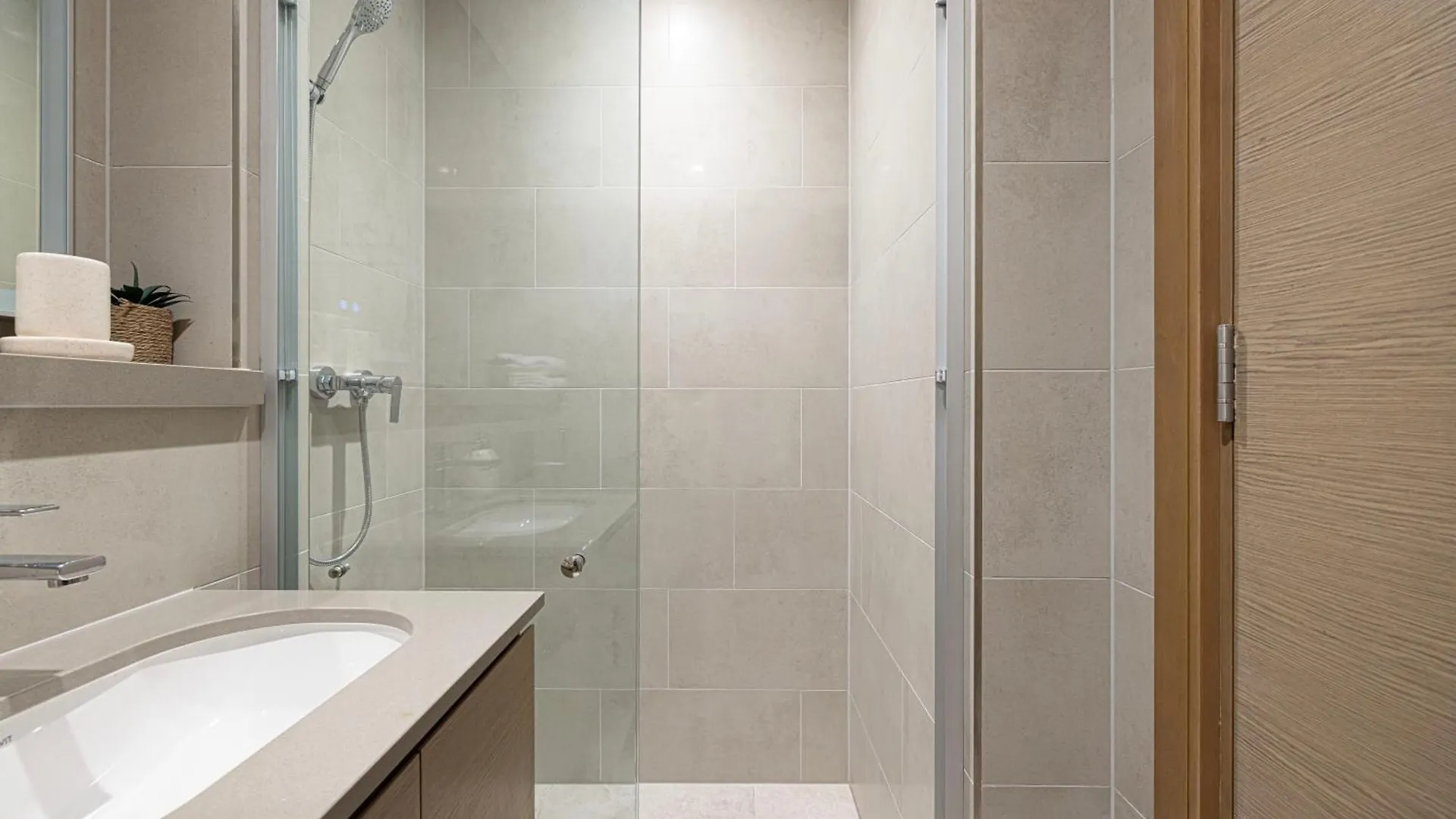 Easemytrip - Sobha Waves Luxury, 1Br Apt With Burj Khalifa View ドバイ 0*,  アラブ首長国連邦