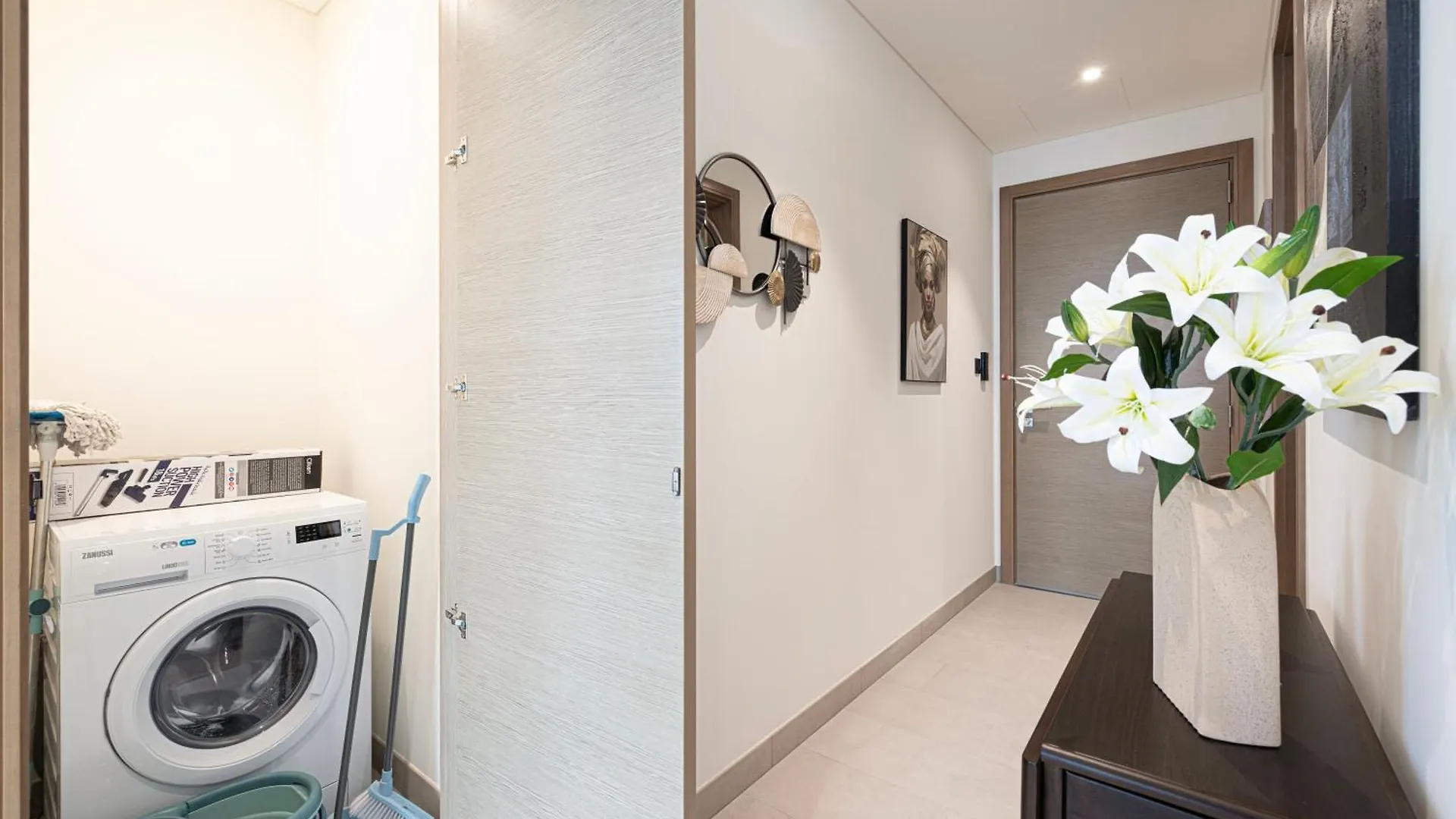 Easemytrip - Sobha Waves Luxury, 1Br Apt With Burj Khalifa View ドバイ