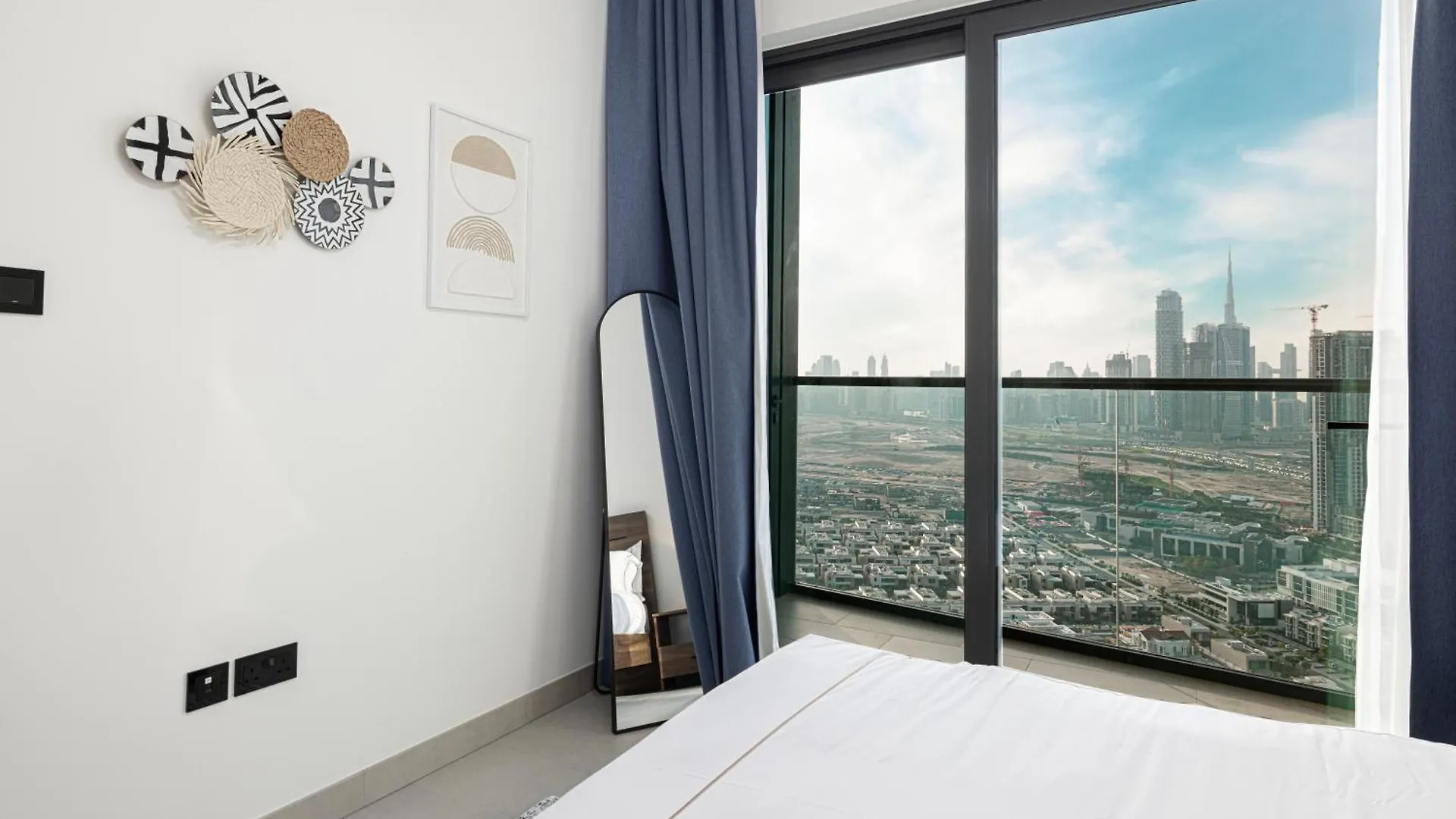 Apartment Easemytrip - Sobha Waves Luxury, 1Br Apt With Burj Khalifa View Dubai
